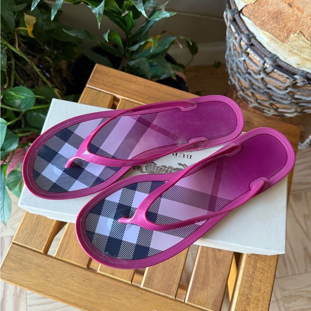 Burberry Jelly Thong Sandals - Picture 3 of 4